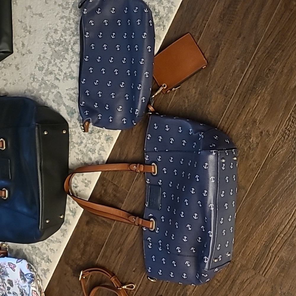 New condition vegan totes with attached coin purses and addtl matching bags - Picture 6 of 14